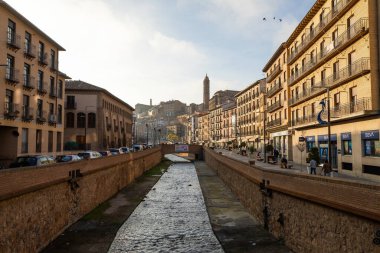 Tarazona, İspanya - 18 Aralık 2020: Arka planda Santa Maria Magdalena Kilisesi ile birlikte Tarazona 'dan geçen Queiles Nehri