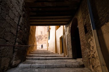 Tarazona, İspanya - 18 Aralık 2020: Tarazona 'nın tarihi çeyreğinde, Calle Rua de Alta de Becquer' de merdivenli geçiş