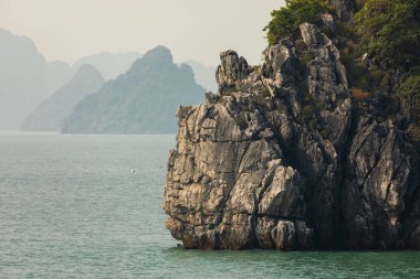 Ha Long Körfezi, Vietnam, Güneydoğu Asya 'daki dağların ve adaların Karst manzarası