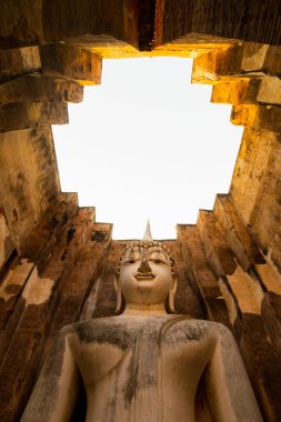 Oturan Buda heykeli, Tayland 'ın güneydoğu Asya bölgesindeki Wat Si Chum Tapınağı' nda sessizlik ve mistisizm atmosferiyle kaplandı.