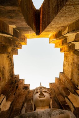 Oturan Buda heykeli, Tayland 'ın güneydoğu Asya bölgesindeki Wat Si Chum Tapınağı' nda sessizlik ve mistisizm atmosferiyle kaplandı.