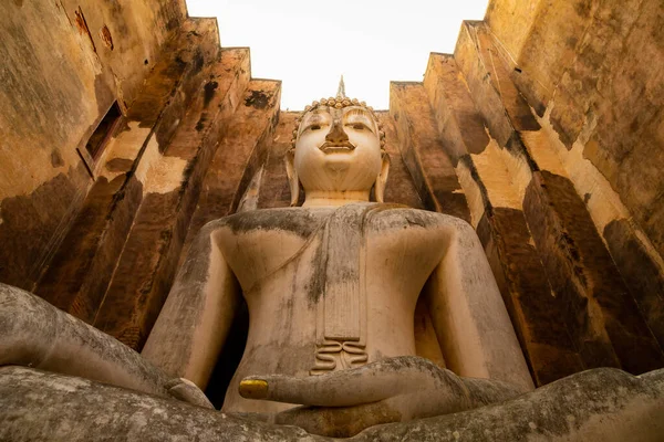 沈黙と神秘主義の雰囲気に包まれ マラー ムドラの位置に座って仏の巨大な像 ワット シリコン チュム寺院 スコータイ地方 東南アジア — ストック写真