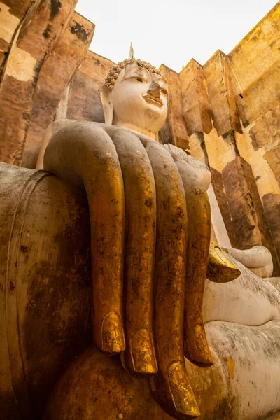 沈黙と神秘主義の雰囲気に包まれ マラー ムドラの位置に座って仏の巨大な像 ワット シリコン チュム寺院 スコータイ地方 東南アジア — ストック写真