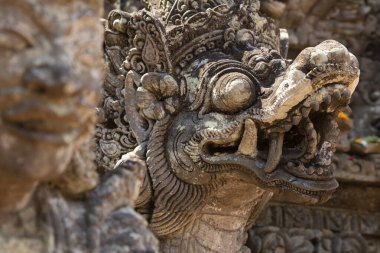 Endonezya, Bali 'deki bir Hindu tapınağında mitolojik bir varlığın taşına oyulmuş sanatsal bir figür.