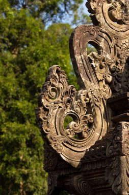 Endonezya 'nın Bali kentindeki Tampaksiring kasabası yakınlarındaki Hindu Balili su tapınağı Pura Tirta Empul' da taşa oyulmuş süs süsleri.