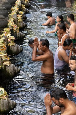 Bali, Endonezya - 28 Ağustos 2019: Kutsal kaynak suyu tapınağı Tirta Empul, Bali Hindularının ayin için gittiği yer, Bali, Endonezya