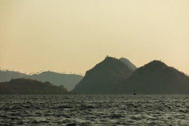 Endonezya 'nın dağlık Komodo Adaları' nın deniz manzarası, yağmur yağmadığı için tamamen kuru.