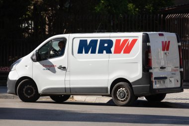 Madrid, İspanya - 19 Mayıs 2020: Madrid, İspanya 'daki MRW lojistik şirketinin bir paket teslim minibüsü