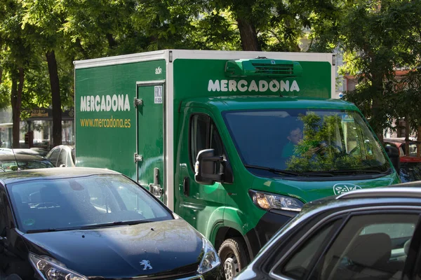 Madrid, İspanya - 19 Mayıs 2020: Madrid şehir merkezindeki bir caddede Mercadona süpermarketinin eve teslim aracı