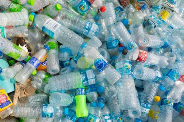 Koh Chang, Tayland - 14 Ocak 2020: Çöp ve plastik şişeler Tayland Körfezi, Trat Eyaleti, Güneydoğu Asya 'da Koh Chang Adası' na yığıldı ve yığıldı.