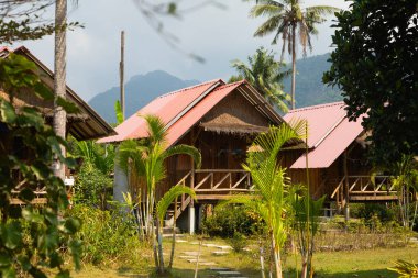 Koh Chang, Tayland - 14 Ocak 2020: Tayland, Trat Eyaleti, Güneydoğu Asya 'daki Koh Chang Adası' nda bungalov ve turist konaklama
