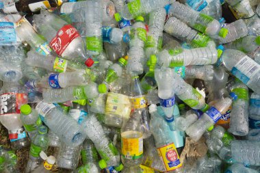 Koh Chang, Tayland - 14 Ocak 2020: Çöp ve plastik şişeler Tayland Körfezi, Trat Eyaleti, Güneydoğu Asya 'da Koh Chang Adası' na yığıldı ve yığıldı.