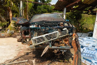 Koh Chang, Tayland - 14 Ocak 2020: Tayland, Trat Eyaleti, Güneydoğu Asya 'daki Grand Lagoona, Koh Chang Adası' nda paslanma ve terk edilmiş nakliye aracı.