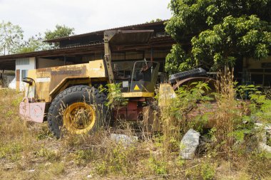 Koh Chang, Tayland - 14 Ocak 2020: Güneydoğu Asya 'nın Trat bölgesindeki Tayland Körfezi' nde Koh Chang adasına terk edilmiş eski bir kazıcı.