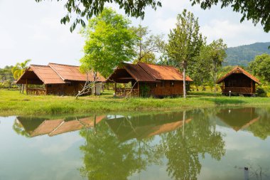 Koh Chang, Tayland - 14 Ocak 2020: Grand Lagoona, Koh Chang Adası, Tayland Körfezi, Trat Eyaleti, Güneydoğu Asya 'da yarı terk edilmiş bir grup kulübe veya bungalov.