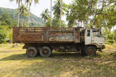 Koh Chang, Tayland - 14 Ocak 2020: Eski, terk edilmiş ve paslanmış bir malzeme nakliye kamyonu Tayland, Trat Körfezi, Güneydoğu Asya 'da Koh Chang adasında.