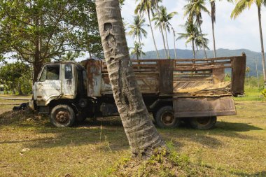 Koh Chang, Tayland - 14 Ocak 2020: Eski, terk edilmiş ve paslanmış bir malzeme nakliye kamyonu Tayland, Trat Körfezi, Güneydoğu Asya 'da Koh Chang adasında.