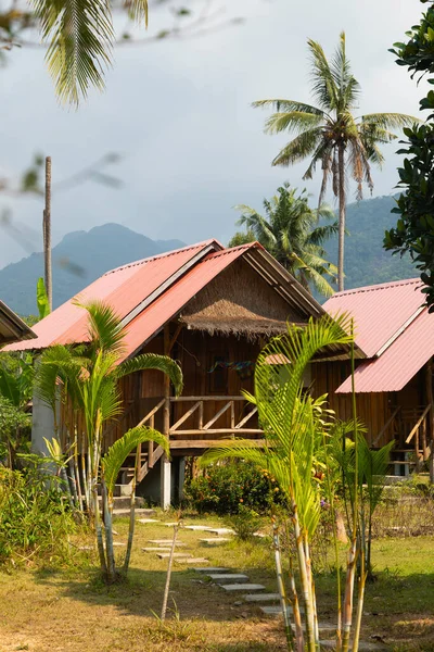 Koh Chang, Tayland - 14 Ocak 2020: Tayland, Trat Eyaleti, Güneydoğu Asya 'daki Koh Chang Adası' nda bungalov ve turist konaklama