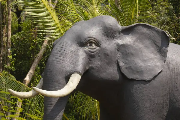 Koh Chang Thailand Januar 2020 Elefantenfigur Eingang Eines Verlassenen Resorts — Stockfoto