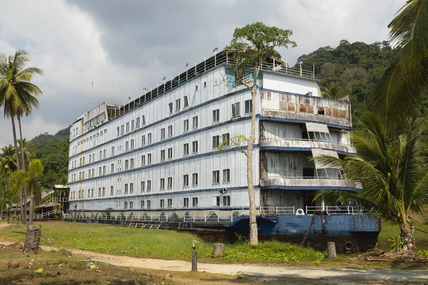 Koh Chang, Tayland - 14 Ocak 2020: Grand Lagoona, Koh Chang Adası, Tayland Körfezi, Trat Eyaleti, Güneydoğu Asya 'da paslanmış, çok katlı bir otel gemisi.