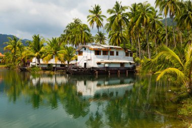 Koh Chang, Tayland - 14 Ocak 2020: Grand Lagoona, Koh Chang Adası 'nda terk edilmiş bir yüzen ev ile bataklık ve palmiye ağacı manzarası, Tayland Körfezi, Trat Eyaleti, Güneydoğu Asya.