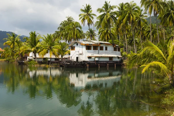 Koh Chang, Tayland - 14 Ocak 2020: Grand Lagoona, Koh Chang Adası 'nda terk edilmiş bir yüzen ev ile bataklık ve palmiye ağacı manzarası, Tayland Körfezi, Trat Eyaleti, Güneydoğu Asya.