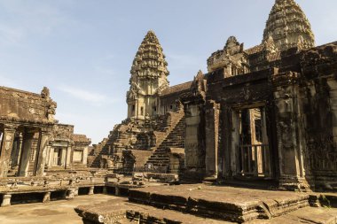 Kamboçya 'daki Angkor Wat tapınağının açık hava avlularından biri ve karakteristik pagodalarından biri, Siem Reap yakınlarında..