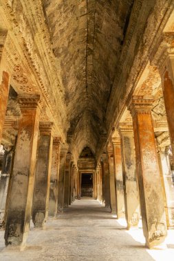 Kamboçya 'daki Angkor Wat Tapınağı' ndaki sıralı koridor ve koridorlardan biri..