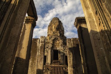 Gün batımında Angkor Kamboçya yakınlarındaki Bayon Tapınağı 'nın iç kesimlerine....