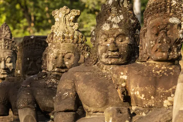 Kum taşına oyulmuş savaşçı heykelleri Angkor, Kamboçya 'nın antik tapınaklarına girmeye cesaret eden her ziyaretçiyi izleyin..