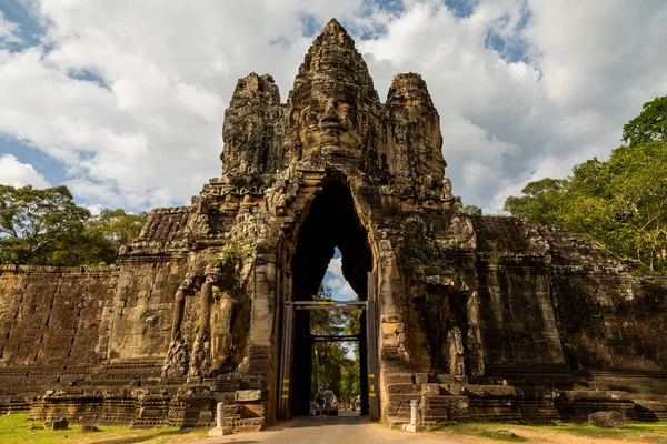 Angkor tapınaklarına açılan kapılardan biri, fil figürleri ve taştan yapılmış dev yüzlerle korunuyor, Kamboçya..