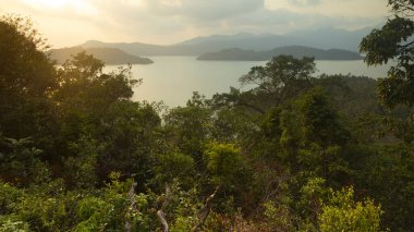 Tayland Körfezi 'nde Koh Chang' in güneyinde Phrao Nok ve Phrao Nai 'nin küçük adaları, yağmur ormanlarıyla kaplı.