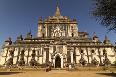 Ünlü Budist Thatbyinnyu tapınağının önü, Durmak bilmeyen güneş ve kurak mevsimin sıcağı altında, Bagan, Burma
