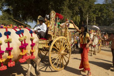 Bagan, Myanmar - 25 Aralık 2019: Theravada Budizmi geleneğinde Shinbyu sırasında insanlar ve arabalar, bir bilgilendirme töreni