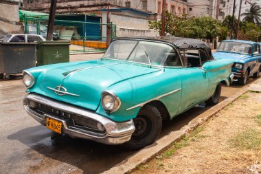 Havana, Küba - 12 Nisan 2010: Havana, Küba 'da park edilmiş klasik bir Oldsmobile klasik Amerikan arabası