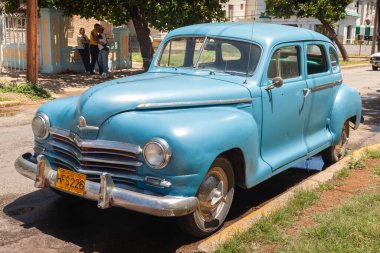 Havana, Küba - 12 Nisan 2010 Havana, Küba 'da park edilmiş eski mavi bir Plymouth klasik Amerikan arabası