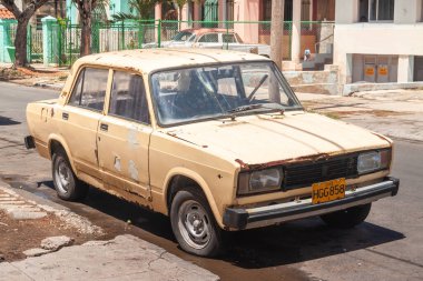 Havana, Küba - 12 Nisan 2010: Havana, Küba 'da park edilmiş eski, canlı bir bej rengi Lada klasik SSCB arabası
