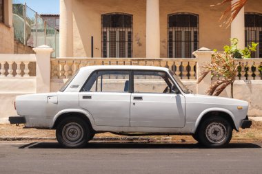 Havana, Küba - 12 Nisan 2010: Havana, Küba 'da park edilmiş eski bir klasik beyaz Lada klasik SSCB arabası