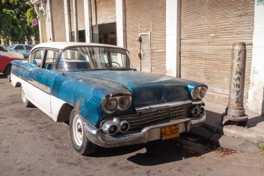 Havana, Küba, Küba 'da 13 Nisan 2010' da park edilmiş klasik bir Amerikan arabası.: