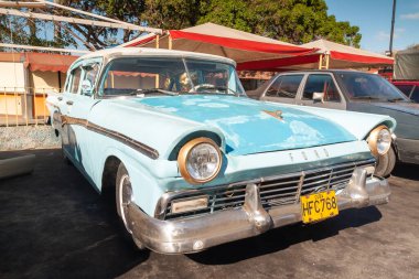 Havana, Küba - 13 Nisan 2010 Havana, Küba 'da park edilmiş klasik mavi bir Ford klasik Amerikan arabası