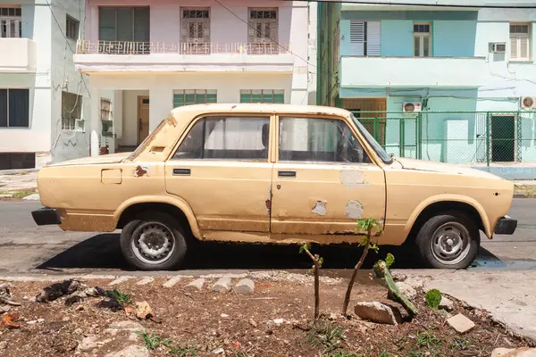 Havana, Küba - 12 Nisan 2010: Havana, Küba 'da park edilmiş eski, canlı bir bej rengi Lada klasik SSCB arabası