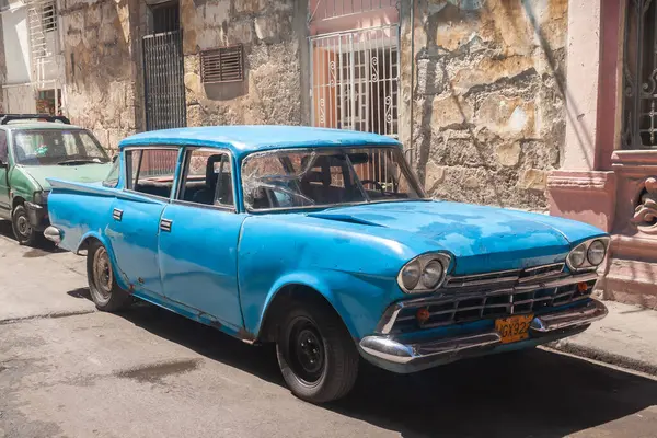 Havana, Küba - 12 Nisan 2010: Havana, Küba 'da park edilmiş eski bir klasik Amerikan arabası