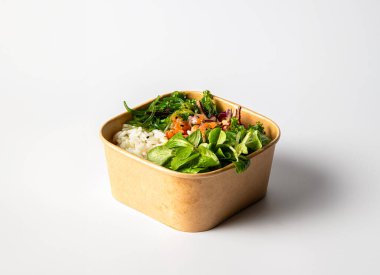 Pilav, yosun, somon ve taze sebzelerle dolu sağlıklı bir kase.