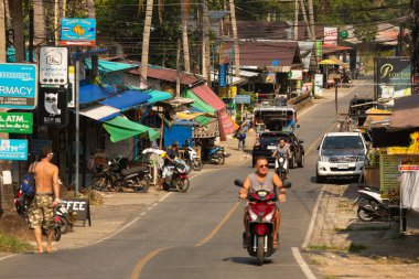 Tayland - 15 Ocak 2020: Yol ve araçlar Koh Chang adasının batısındaki ıssız bir bölgede, Tayland Körfezi 'nde, Lonely Beach yakınlarında.