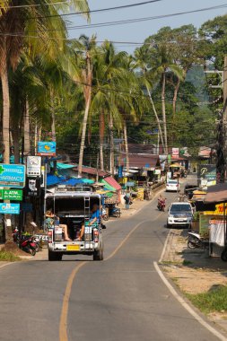 Tayland - 15 Ocak 2020: Yol ve araçlar Koh Chang adasının batısındaki ıssız bir bölgede, Tayland Körfezi 'nde, Lonely Beach yakınlarında.