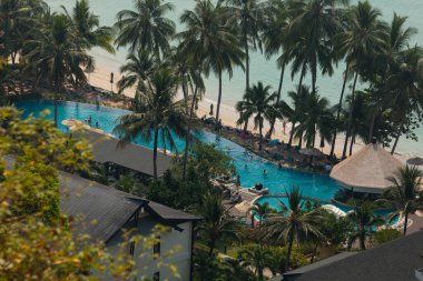 Tayland - 15 Ocak 2020: Koh Chang Adası, Tayland 'da bir sahil kenarı otelinin yüzme havuzu, yukarıdan manzara