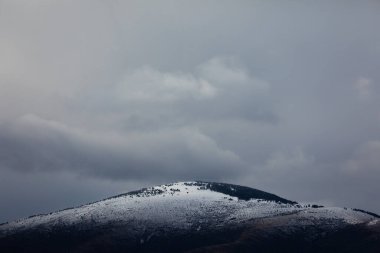 Moncayo doğal parkı yakınlarındaki dağların manzarası, kışın karla kaplı, soğuk gri bir gökyüzünün altında, Aragon, İspanya