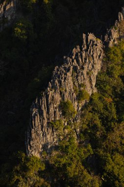 Vang Vieng Laos yakınlarındaki dağların arasında çıplak kaya duvar manzarası