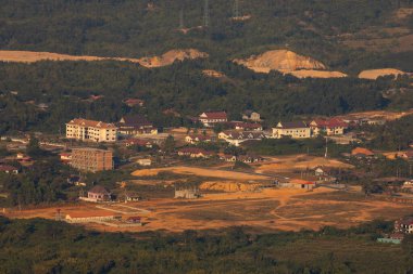 Bir grup bina Laos 'taki Vang Vieng şehrinin bir parçasıdır.