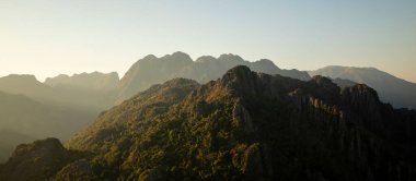 Gün batımında, Vang Vieng, Laos, Güneydoğu Asya yakınlarındaki Pha Ngern bakış açısıyla karst dağlarının manzarası, doğada macera ya da seyahat kavramı